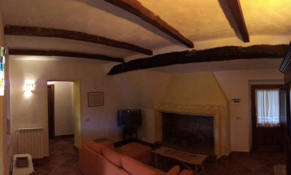 Ischia di Castro House | single detached house completely ristrutturata- 3-4 people near the lake.