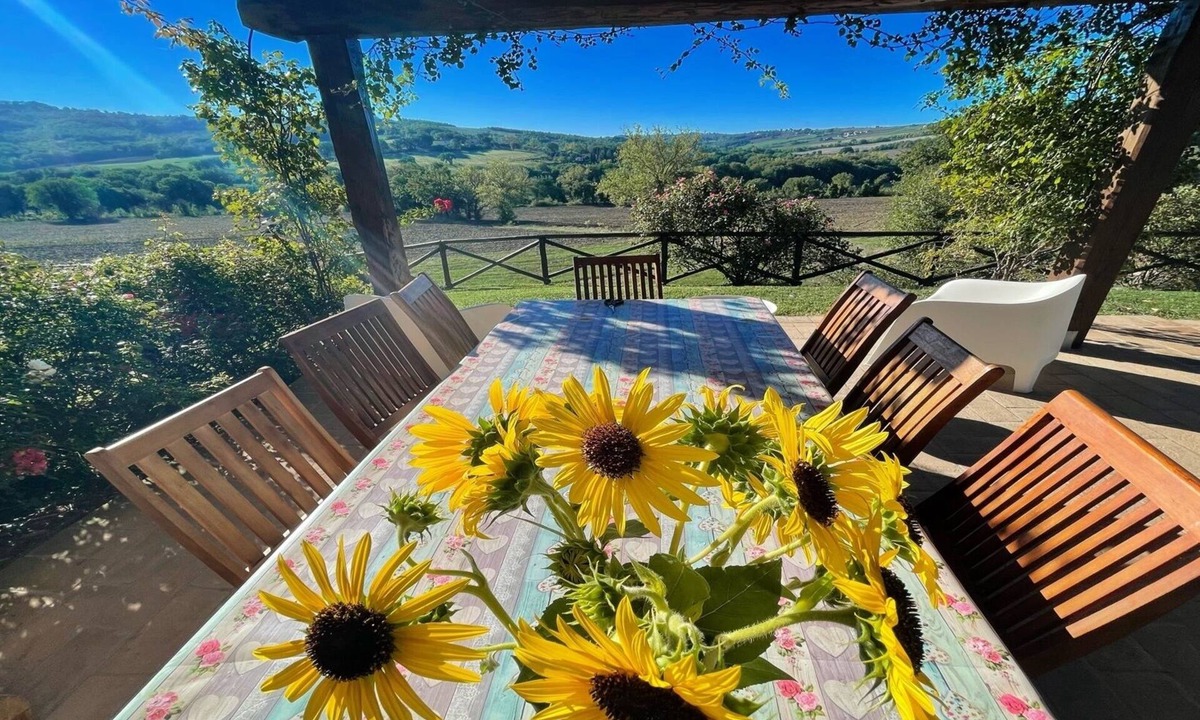 Todi Villa | Sleeps 10, Todi By The Pool, 4 kms to Todi central - a beautiful walk !