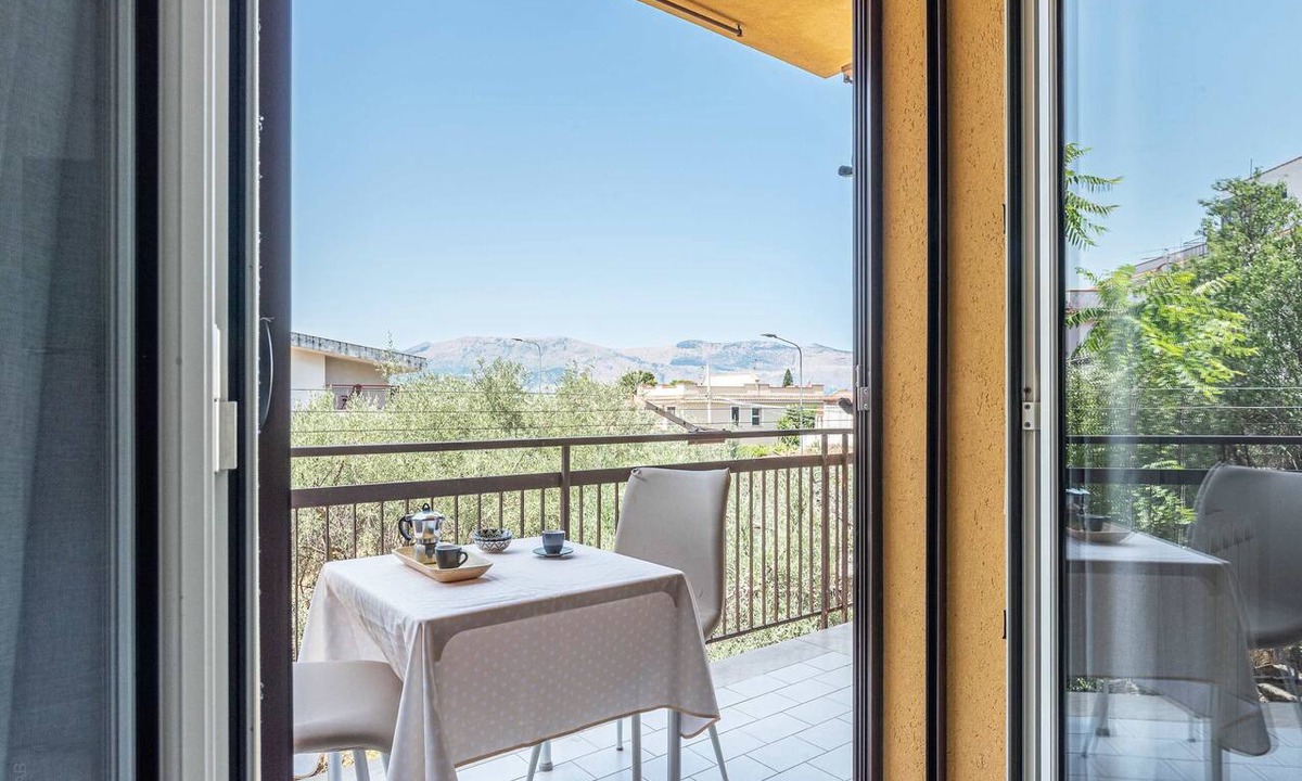 Isola delle Femmine Apartment | Spacious Apartment close to the Beach-Isola Summer