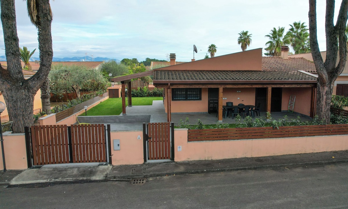Fondi Villa | Spectacular villa for beach vacation for couples and families