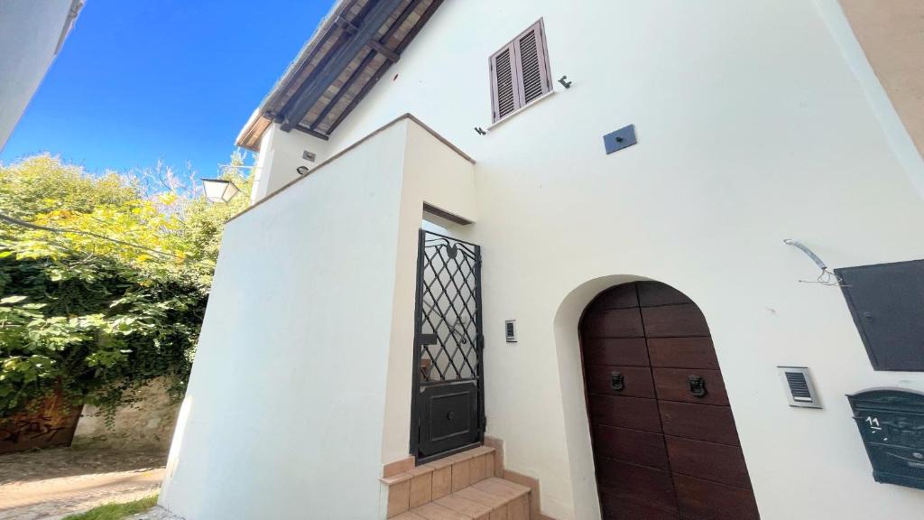 Spoleto Villa | Spoleto storico spacious city house - car unnecessary - wifi - sleeps 10