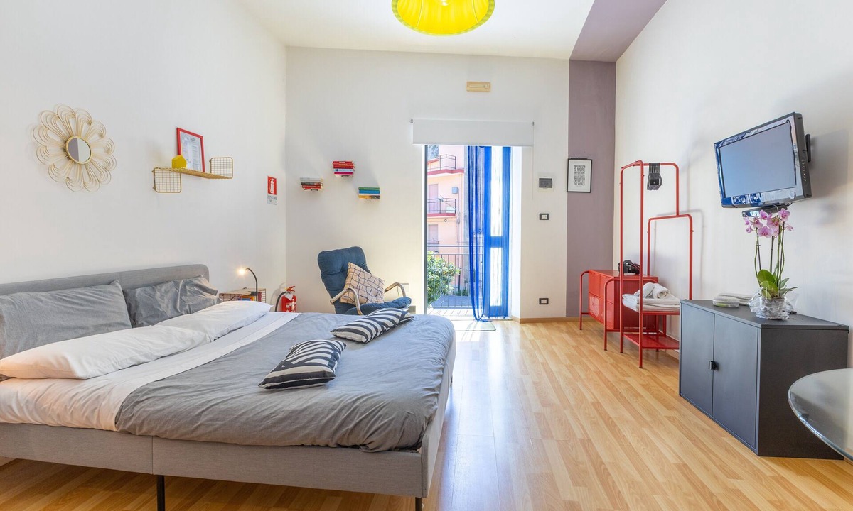 Casa Papa Apartment | Studio 'Il Tuo Rifugio' with Balcony, Wi-Fi and Air Conditioning