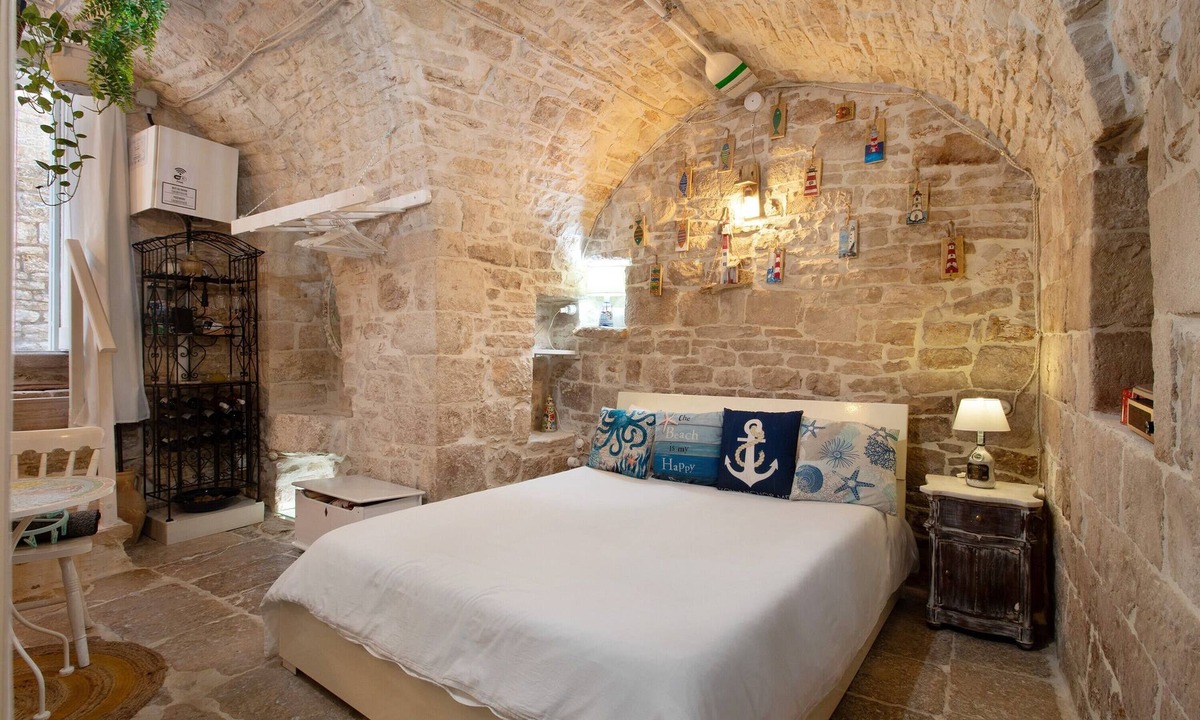 Giovinazzo House | Studio 'La Cantina' with Wi-Fi and Air Conditioning