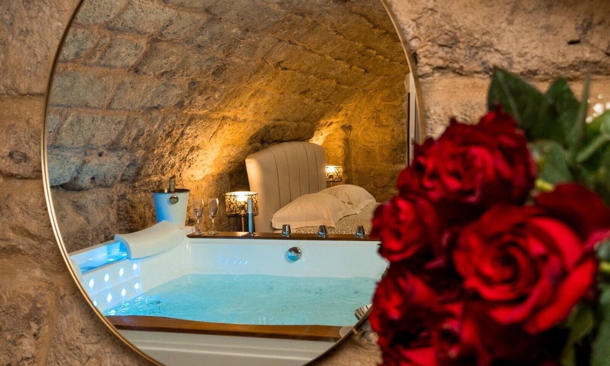 Mola di Bari Apartment | Studio 'Suite Di Dionisio e Arianna' with Wi-Fi and Air Conditioning
