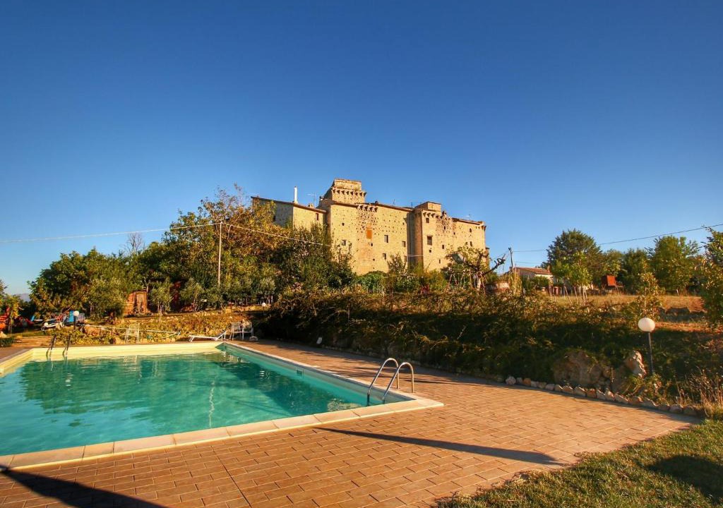 Barattano House | Stunning Castle in Gualdo Cattaneo with Shared Swimming Pool