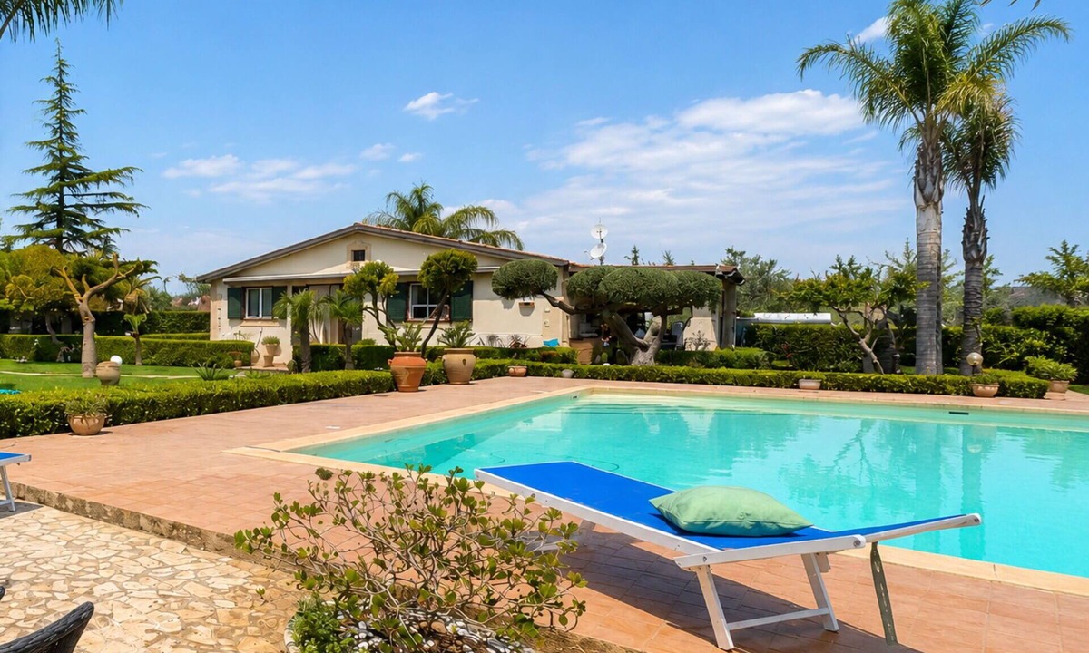 Chiaramonte Gulfi Villa | Stunning private villa for 6 people with A/C, WIFI, private pool, TV, patio and panoramic view