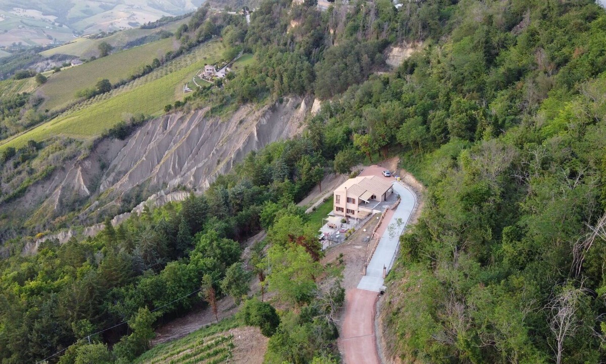 Ripatransone Villa | Stunning private villa with WIFI, hot tub, pool, terrace, pets allowed and panoramic view