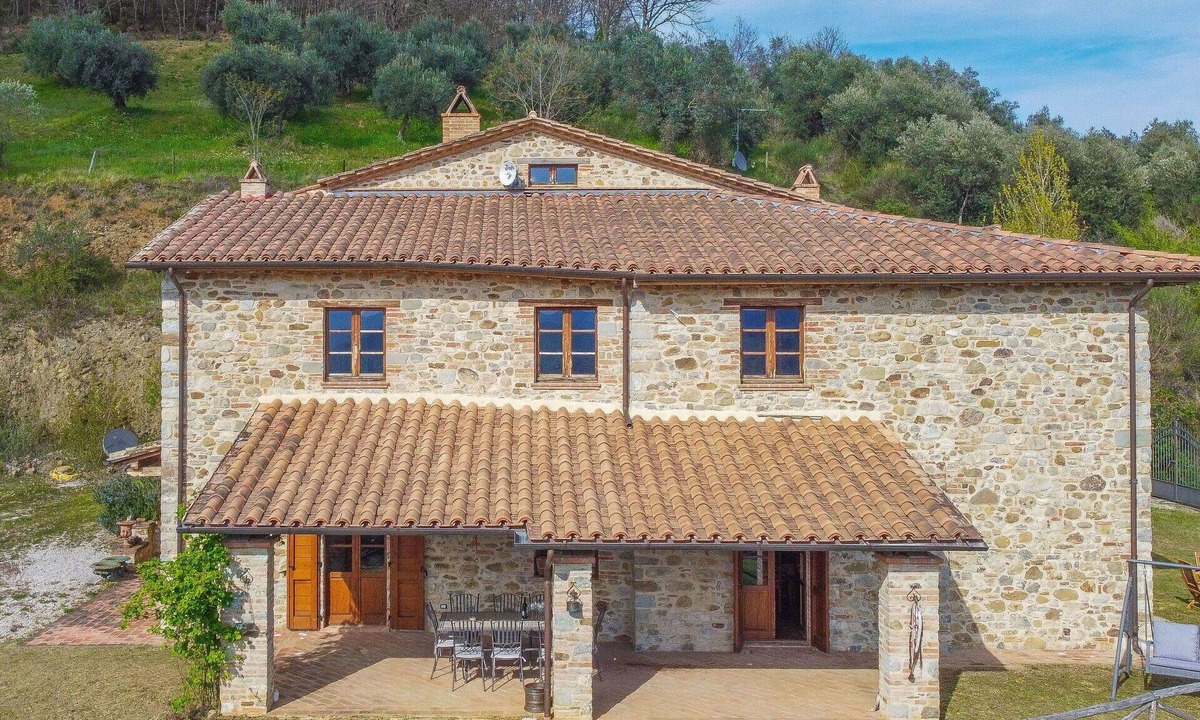 Umbertide Villa | Stunning private villa for 9 people with WIFI, TV, balcony and pets allowed