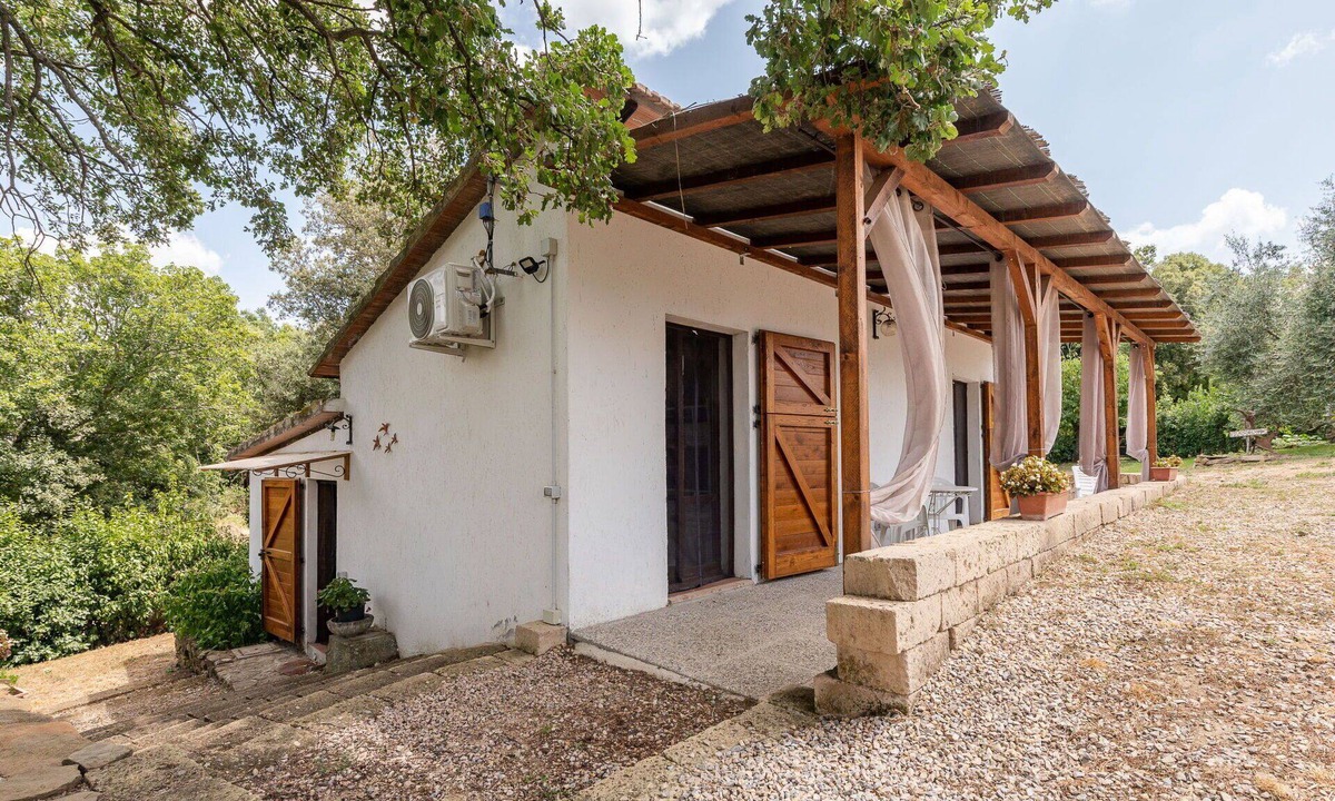 Scansano House | Stunning private villa with hot tub, WIFI, A/C, TV, patio, pets allowed, panoramic view and park.