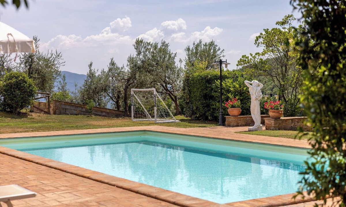 Todi Villa | Stunning private villa for 10 people with private pool, WIFI, patio, pets allowed and panoramic .
