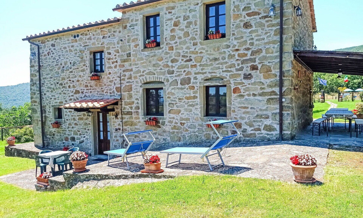 Pieve di Chio Villa | Stunning private villa for 8 guests with WIFI, private pool, patio and pets allowed