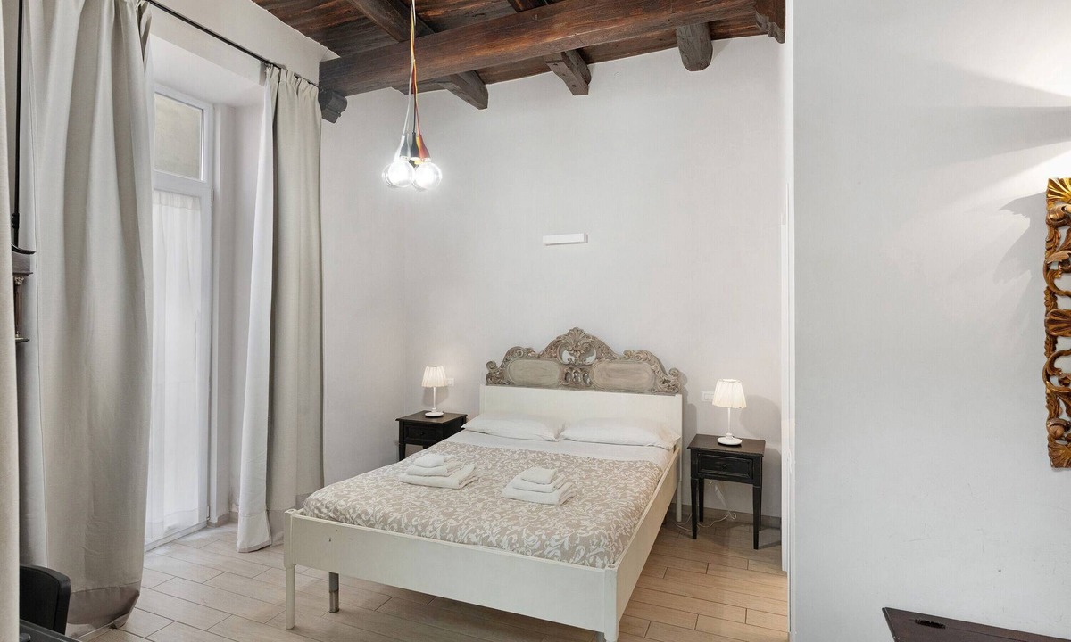 Quartieri Spagnoli Apartment | Teatro Nuovo Apartment Holiday Home with Balcony, Wi-Fi and Air Conditioning