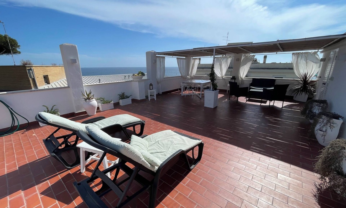 Santa Marinella House | THE TERRACE ON THE SEA