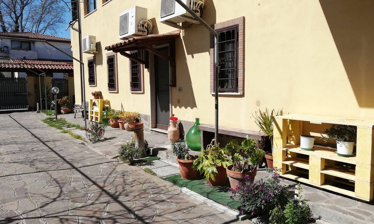 Isola Sacra Bed & Breakfast | The Yellow House