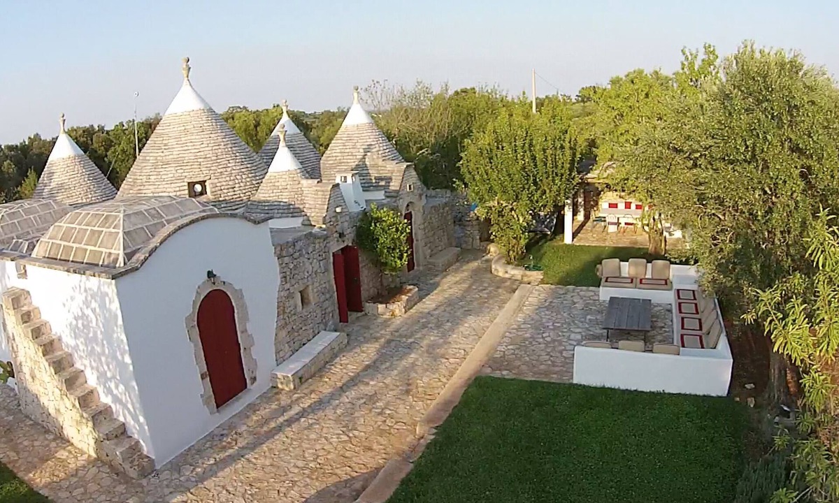 Ceglie Messapica House | TRULLO CINCIARELLA, 10x5mt. SALT WATER POOL, 2 acres olive trees, STARLINK wifi