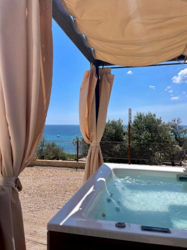 Marina di Felloniche Villa | TRULLO VISTA MARE - Mini piscina riscaldata con idromassaggio