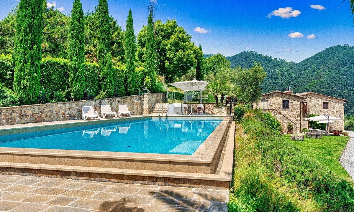 Pescia Villa | Tuscan Estate 14 pax · 3 Fireplaces · Jacuzzi · Gym · Pool · Extended Stays