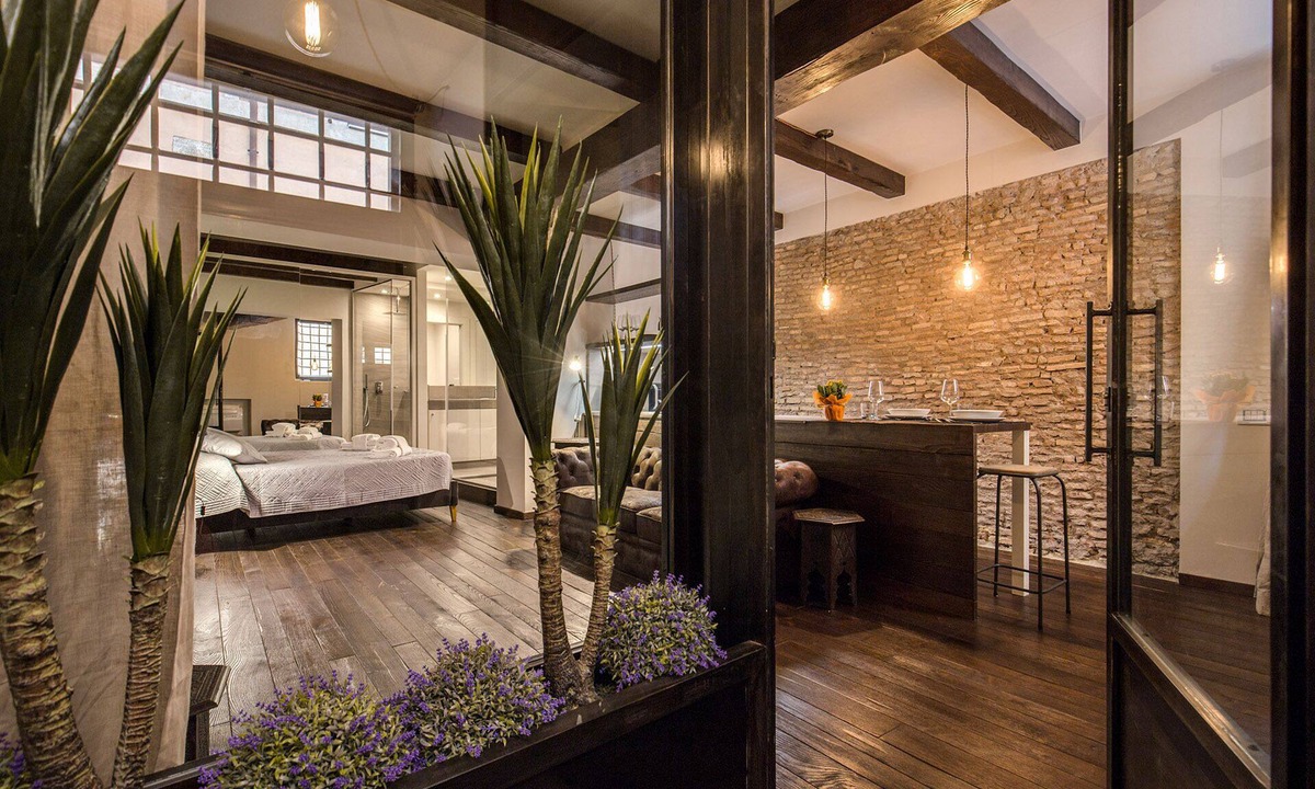 Rione III Colonna Apartment | Unique superior suite at a stone from Trinità dei monti and trevi fountain with all the comfort.