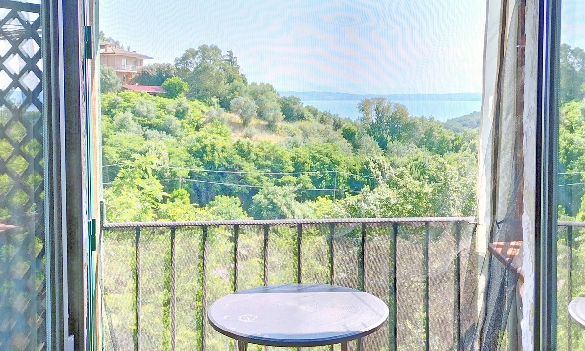 Lake Bracciano Apartment | Vacation house with lake and castle view in the center of Bracciano.