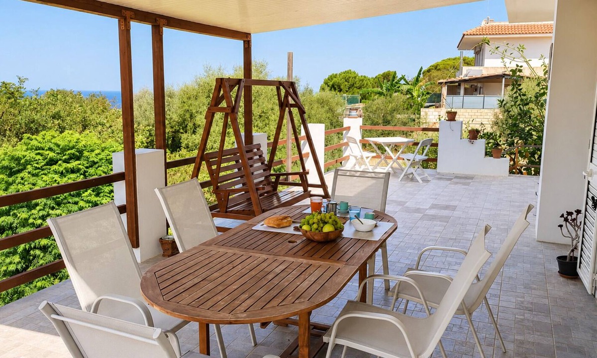 Cava dʼAliga Apartment | Veranda Vincenzi - Spacious apartment with veranda ideal for families
