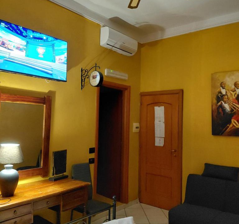Rione XVIII Castro Pretorio House | Viennese Due