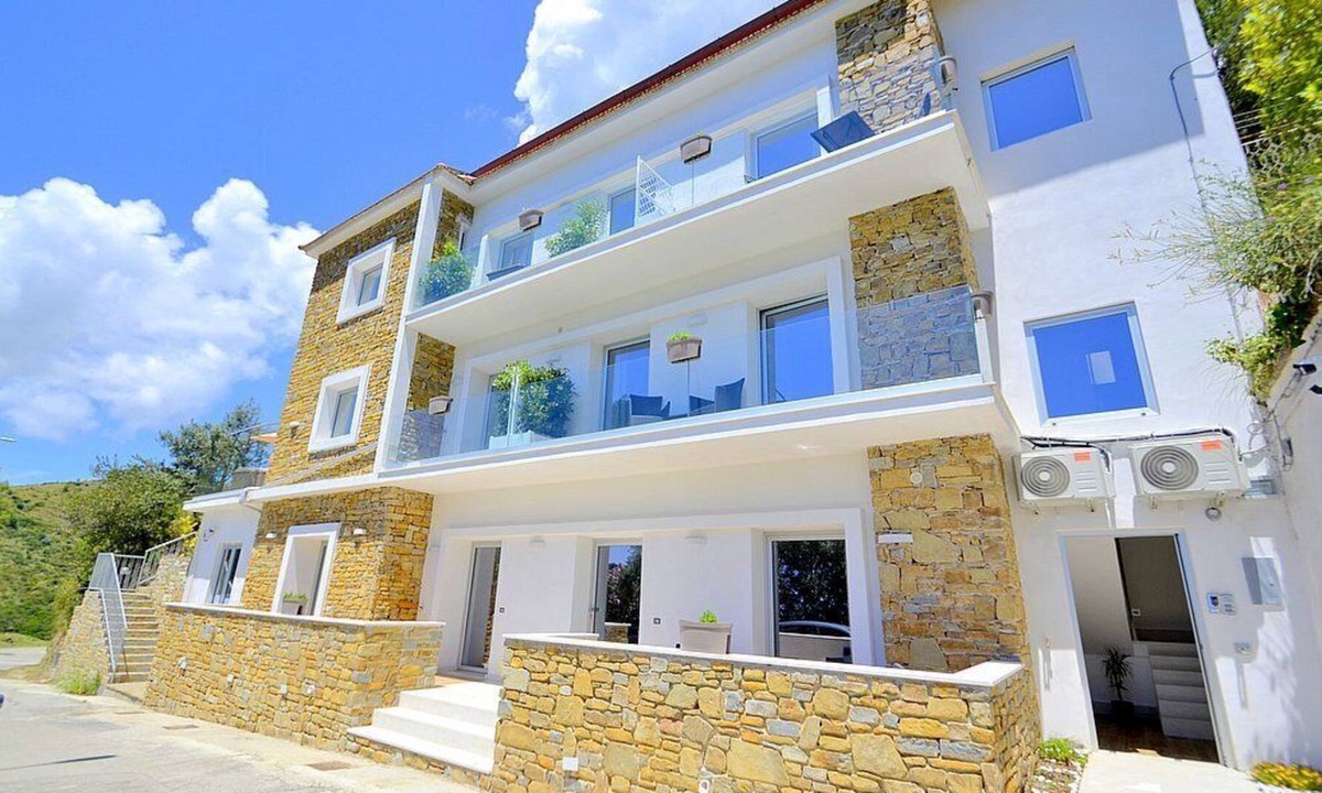 Serramezzana House | Villa Alfea G: A welcoming apartment situated in a secluded location surrounded by meadows and by green hills, with Free WI-FI.