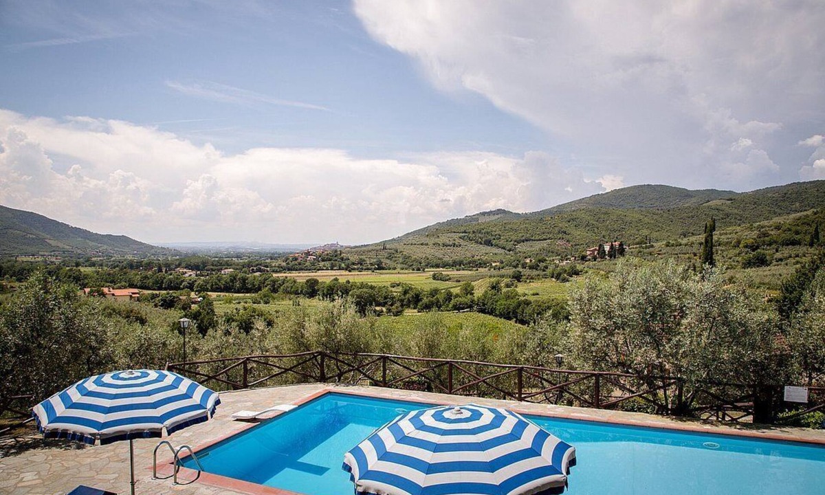 Pieve di Chio House | Villa Angelisa A: A characteristic and welcoming apartment surrounded by meadows and by green hills, with Free WI-FI.