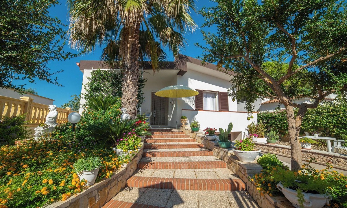 Maruggio House | Villa Calò 1 with Garden, 200 meters from Sea, Maruggio, Italy
