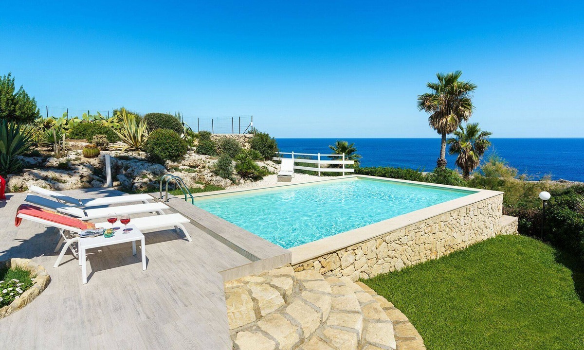 Syracuse Villa | Villa del Mito - Holiday Villa Rental by the Sea in Plemmirio, Sicily