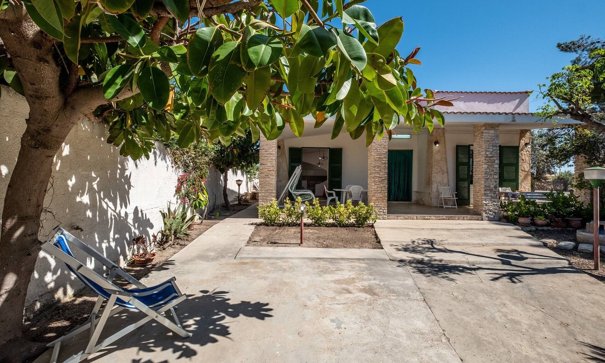 San Pietro in Bevagna Villa | Villa "Edy" near the Beach with Terrace & Garden