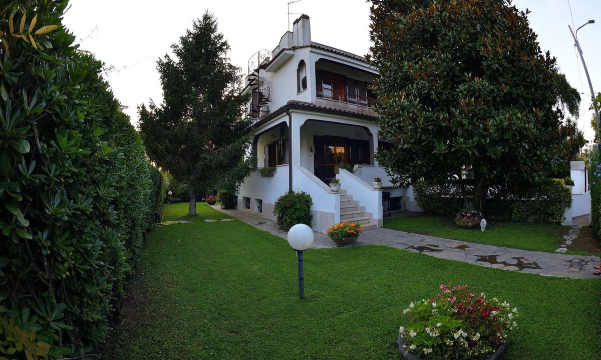 Lavinio Lido di Enea Villa | villa immersa nel verdo