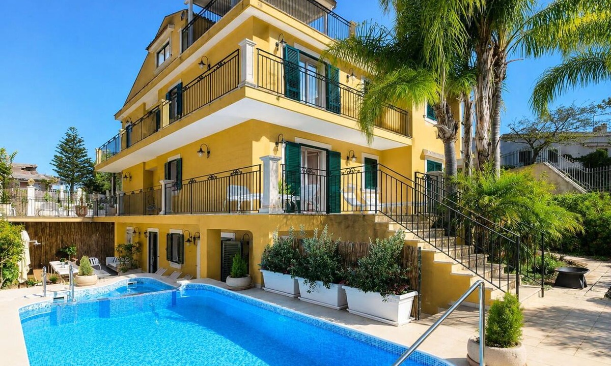 Marina di Ragusa Villa | Villa in Marina Di Ragusa with 7 bedrooms sleeps 18