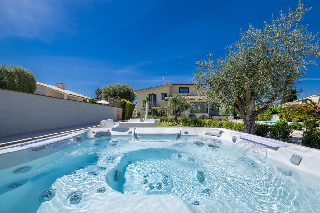 Zona XXX Castel Fusano Villa | Villa Karina - Luxury Suite, Jacuzzi Pool & Garden Ostia Rome