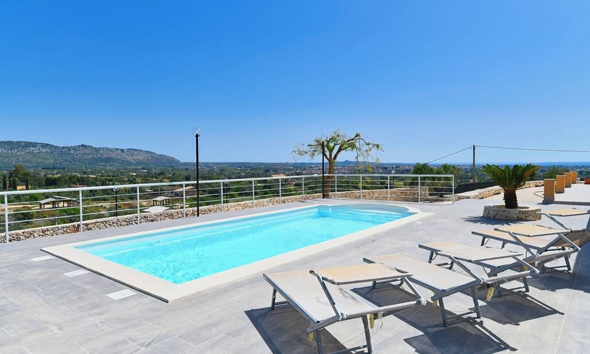 Floridia House | Villa Luce, close to town