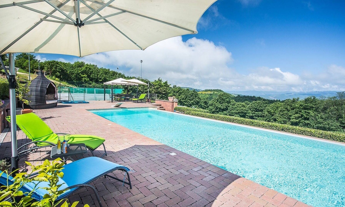 Acqua Loreto Villa | Villa Palombara: country villa with heatable gated pool, tennis court & cook