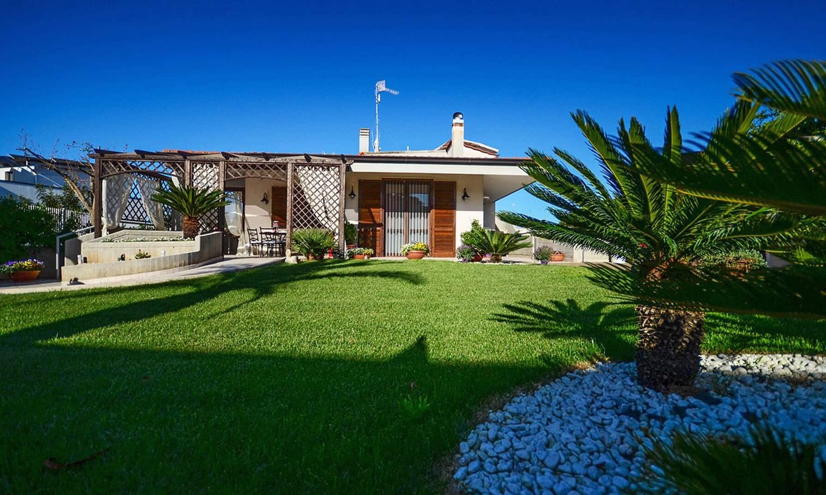 Conversano Villa | Villa San Flaviano –villa with veranda, garden and jacuzzi mini pool