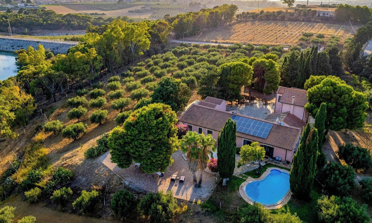 Paceco House | Villa with pond among olive trees near Trapani