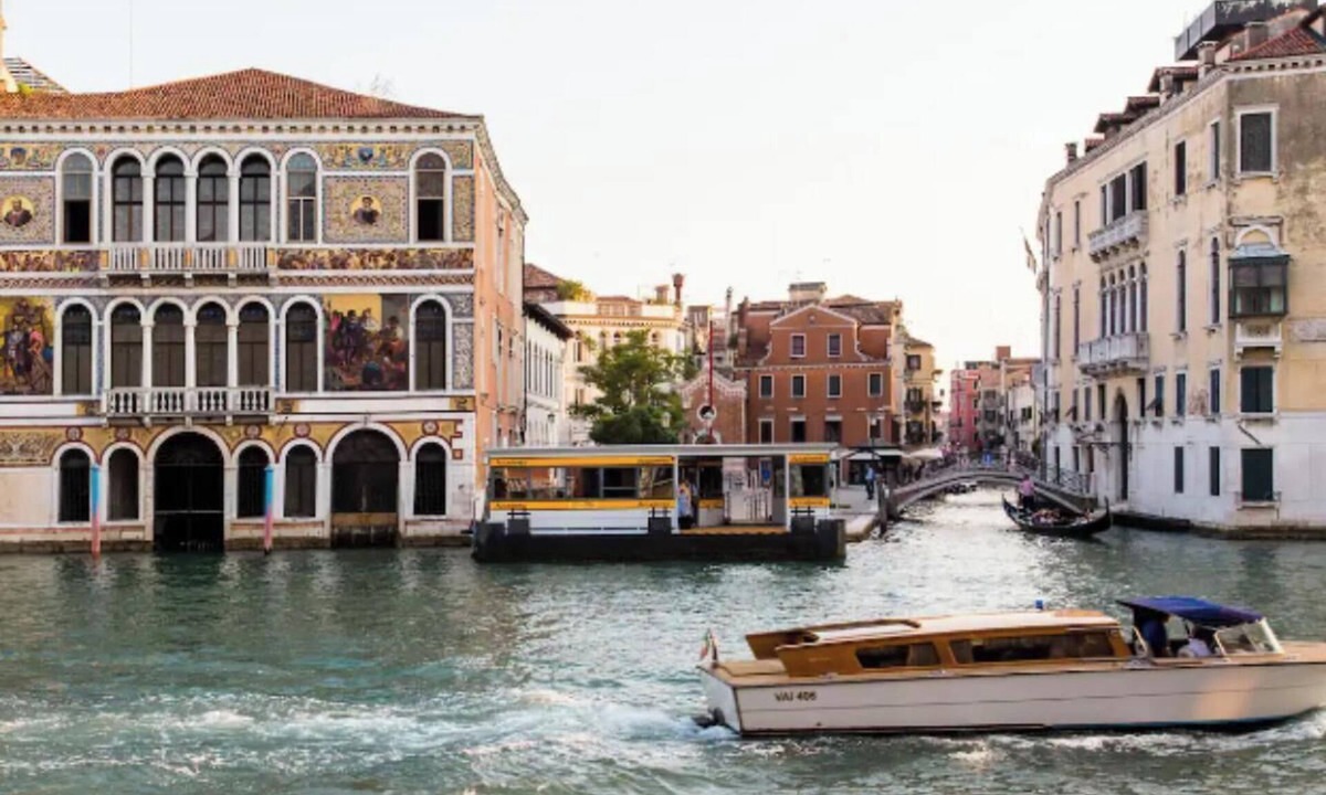 San Marco Apartment | Warm and Inviting Canal-Side Retreat in San Marco, Venice