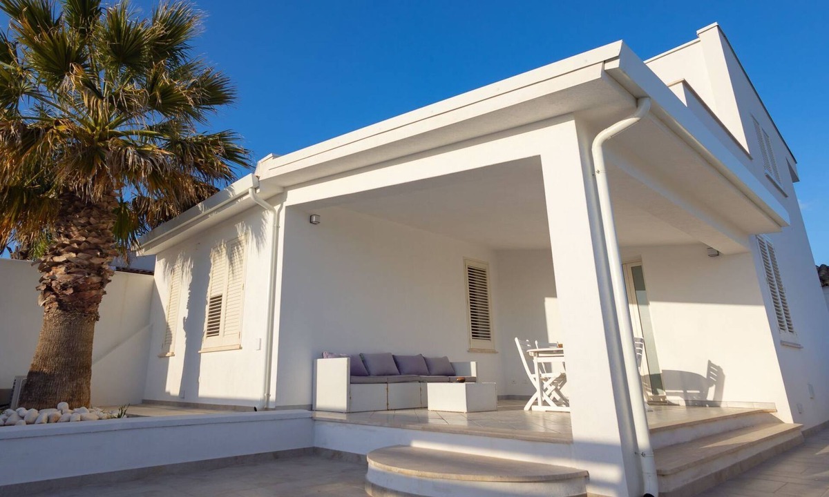 Tre Fontane Apartment | Wohnung 'Weiße Villa al Mare by Interhome
