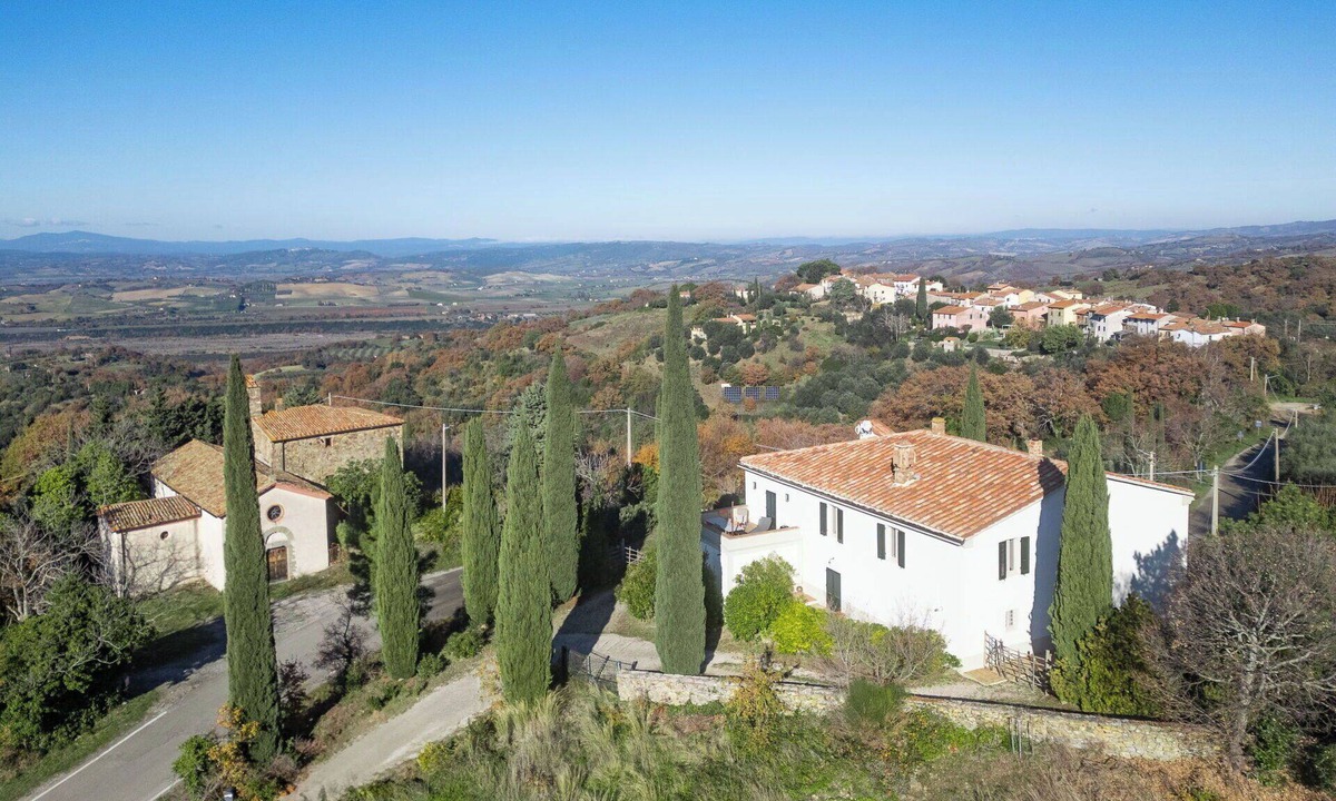 Scansano Villa | Wonderful private villa for 12 guests with WIFI, TV, patio, pets allowed and panoramic view