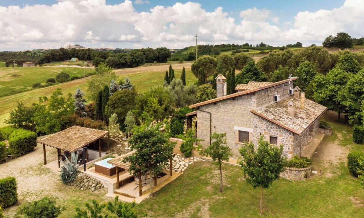 Viterbo Villa | Wonderful private villa for 8 people with A/C, WIFI, hot tub, TV and balcony