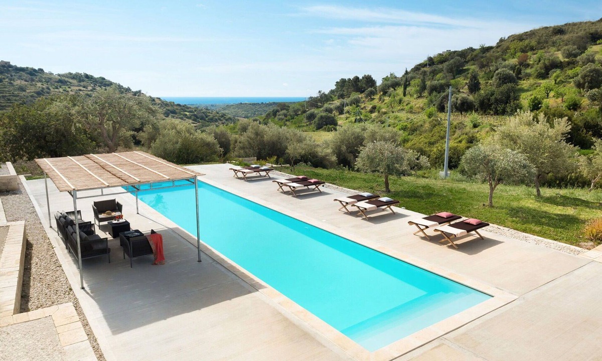 Avola Villa | Wonderful private villa for 9 guests with WIFI, private pool, A/C, TV, terrace and panoramic view