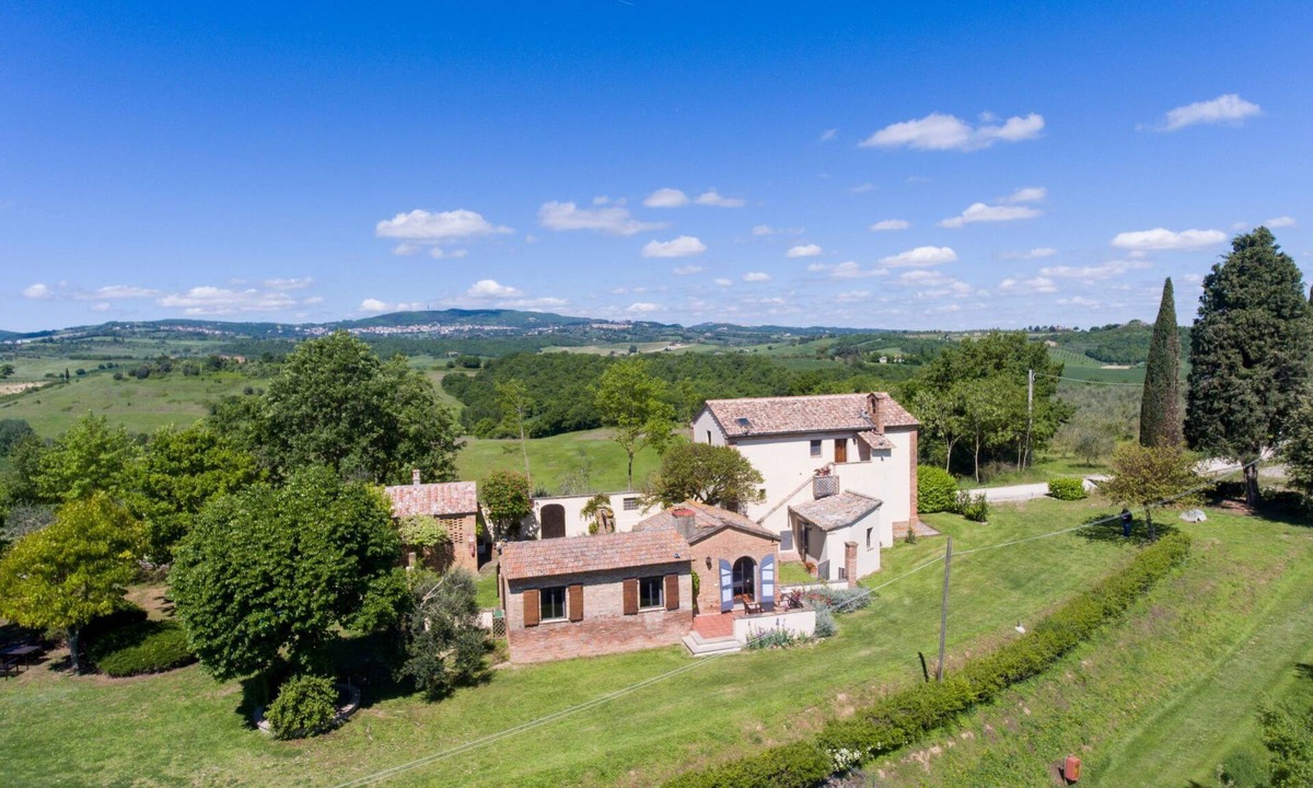 Chiusi Apartment | Wunderschöne Wohnung in Chiusi mit Panoramaterrasse by Interhome