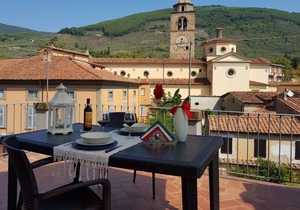 Appartamento VALLE VERDE con ampia terrazza sul tetto tra verdi colline toscane in Buti
