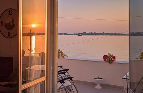 Carrozziere House | 1 bedroom beach front home in Siracusa