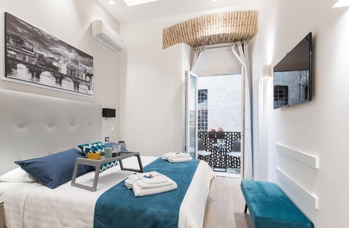 Trastevere Apartment | 17th-century apartment with beams and arches in Trastevere's iconic alley