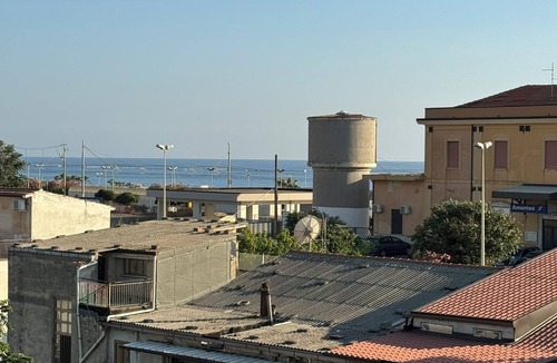 Amantea Apartment | 2 Bedroom spacious apartment, minutes to the beach, train station and shopping