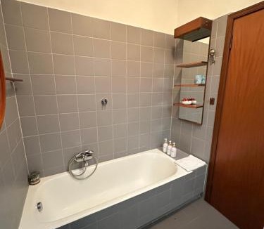 Quartiere XX Ardeatino Apartment | 6 people, 3 parking spot, balconies, Metro B