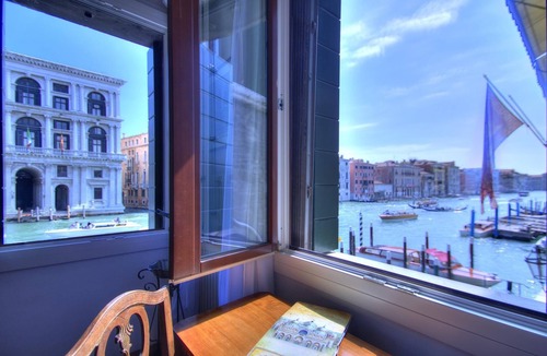 San Polo Apartment | 6 WINDOWS! GRAND CANAL PANORAMA VIEW, Aircond Wifi