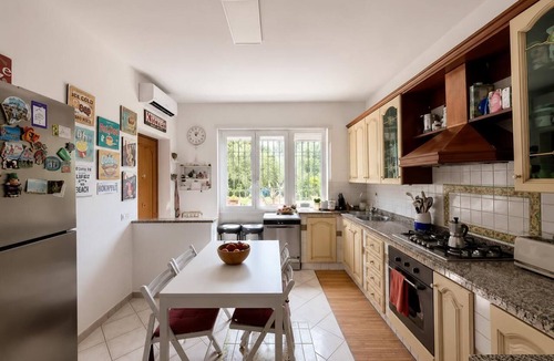 Zona XXX Castel Fusano Bed & Breakfast | A 5-minute drive from Ostia, nestled in the beautiful setting of a pine forest—a family-friendly villa.